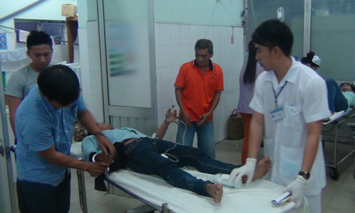 Nghi phạm Khoa lúc được đưa đi cấp cứu tại Bệnh viện Đa khoa trung tâm tỉnh Tiền Giang.