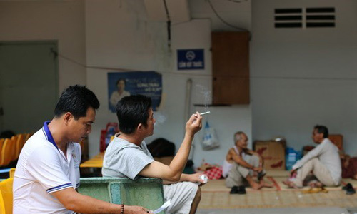 Việt Nam có hơn 15 triệu người đang hút thuốc lá. (Ảnh: Đinh Hằng/TTXVN)