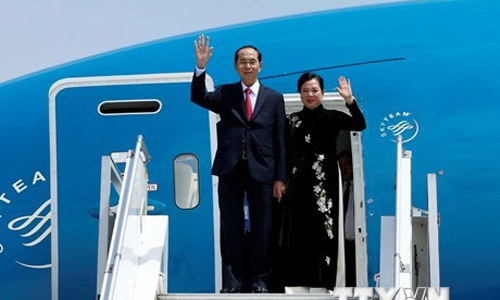 President Tran Dai Quang and his spouse at the Bole International Airport (Source: VNA)
