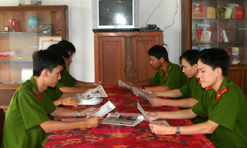 Cán bộ, chiến sĩ Công an  huyện Châu Thành đọc báo buổi sáng.