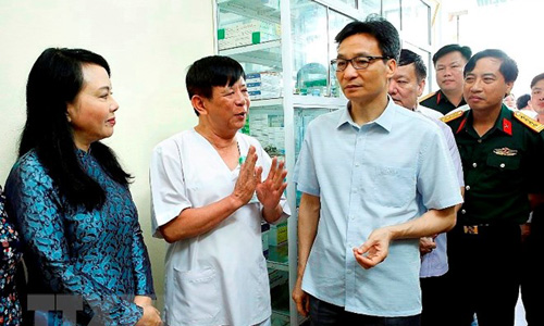 Phó Thủ tướng Vũ Đức Đam cùng các đại biểu tham quan nhà thuốc trên địa bàn tỉnh Hưng Yên. (Ảnh: Dương Ngọc/TTXVN)