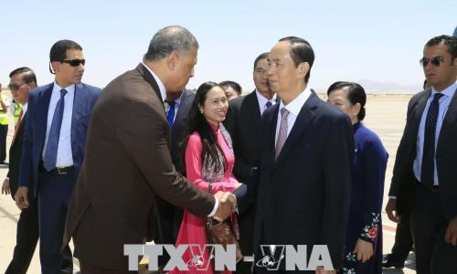 President Tran Dai Quang is welcomed at the airport by authorities of Luxor (Photo: VNA)