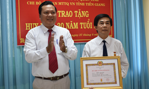 Đồng chí Võ Văn Dũng gắn Huy hiệu Đảng cho đồng chí Trần Văn Tấn