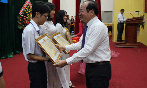 Phó Chủ tịch UBND tỉnh Trần Thanh Đức tặng bằng khen của UBND tỉnh cho các học sinh đạt giải cấp quốc gia. 
