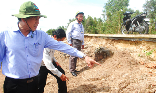 Chủ tịch UBND tỉnh Lê Văn Hưởng hướng dẫn sửa chữa tuyến đê Tây kinh Trục.