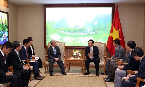 Deputy PM Vuong Dinh Hue (R) receives Executive Vice President at Japan’s Mitsubishi Corporation, Hiroshi Sakuma, in Hanoi on August 29. (Photo: VGP)