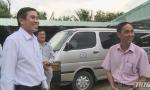 Chairman of the PPC Le Van Huong works with Tan My Chanh Cooperative