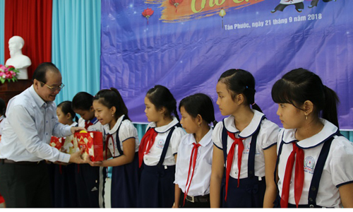 Lãnh đạo tỉnh trao quà Trung thu cho trẻ em huyện Tân Phước
