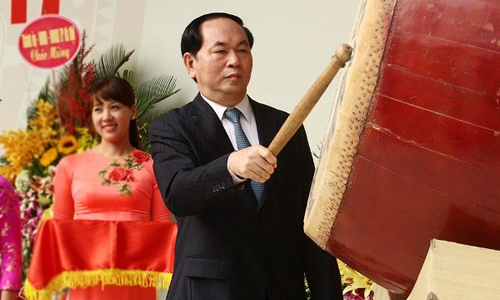 President Tran Dai Quang beat the drum to open the 2017- 2018 school year. (Photo: dantri.com.vn)