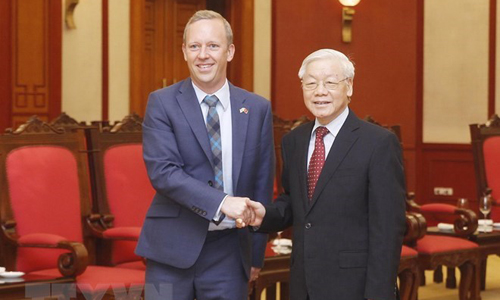 General Secretary of the Communist Party of Vietnam Nguyen Phu Trong (R) and UK newly-accredited Ambassador to Vietnam Gareth Ward (Photo: VNA)