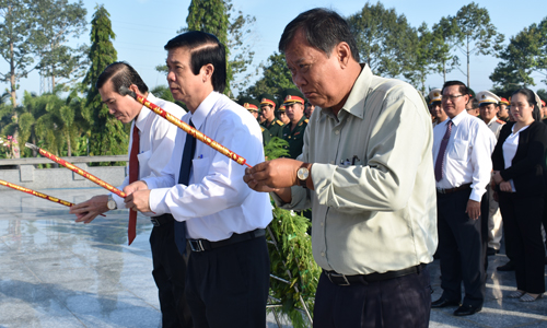 The delegation offered incense at the martyr station to commemorate heroic martyrs. Photo: P.MI