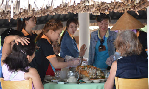 Khách du lịch thích thú với món cá tai tượng chiên xù tại nhà hàng Mekong Taste (cù lao Thới Sơn).