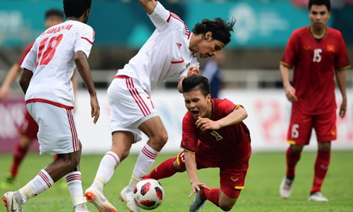 The match for the bronze medal between Vietnam (in red) and the United Arab Emirates (UAE) in the men's football of ASIAD 18 on September 1 (Photo: VNA)