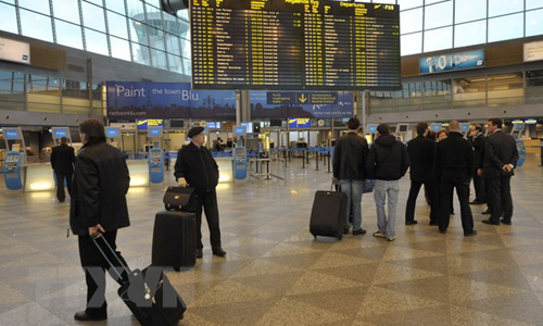 Hành khách tại sân bay Helsinki, Phần Lan. (Nguồn: AFP/TTXVN)
