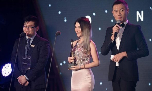 Ngoc Thanh Tam (centre) honoured with the Special Jury Award for Best Actress at the 58th Asia-Pacific Film Festival