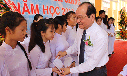 Đồng chí Trần Thanh Đức trao học bổng. 