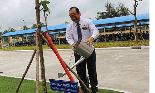 Đồng chí Trần Thanh Đức trồng cây lưu niệm cho trường. 
