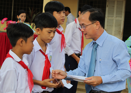 Bí thư Thị ủy Cai Lậy Trần Kim Trát dự Lễ Khai giảng và trao học bổng cho học sinh tại Trường THCS Phú Quý, TX. Cai Lậy.