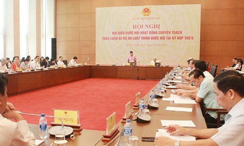 Full-time NA deputies discuss the law on corruption prevention and higher education. (Photo: VOV)