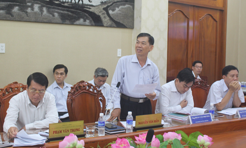 Giám đốc Sở Nông nghiệp và Phát triển nông thôn Nguyễn Văn Mẫn phát biểu tại phiên họp.