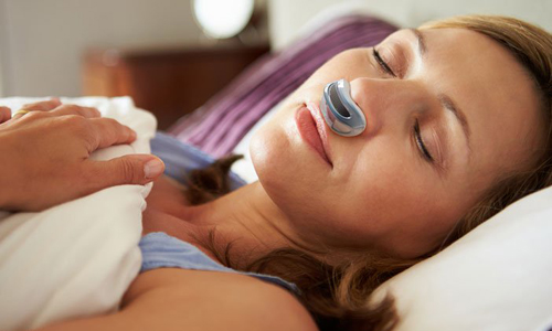 Thiết bị được cắm vào lỗ mũi bơm không khí liên tục suốt đêm giúp thông thoáng khí quản khắc phục chứng ngủ ngáy. (Ảnh: Airing).