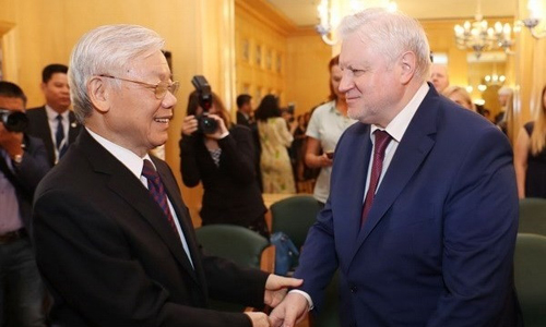 General Secretary of the Communist Party of Vietnam (CPV) Central Committee Nguyen Phu Trong (R) and Chairman of A Just Russia (SR) party Sergey Mironov (Photo: VNA)