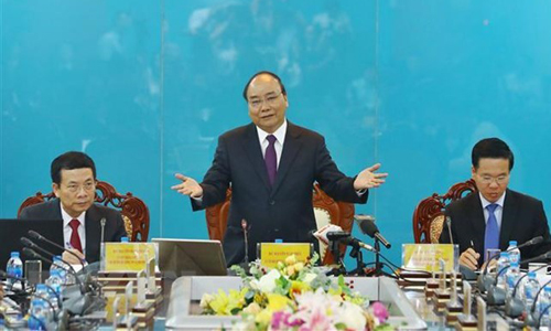  Prime Minister Nguyen Xuan Phuc (middle) speaks at the working session (Photo: VNA)