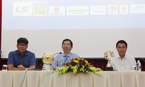 Representatives from the organising committee and the Vietnam Football Federation provide information about the awards at the press briefing. (Photo: sggp.org.vn)
