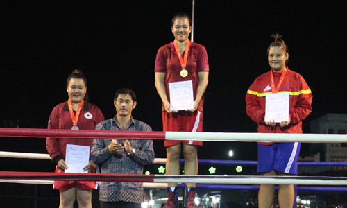 VĐV Trần Thị Oanh Nhi (giữa) là niềm hy vọng “vàng” của Đội Boxing Tiền Giang ở hạng cân  trên 81 kg tại Đại hội TDTT toàn quốc lần thứ VIII.