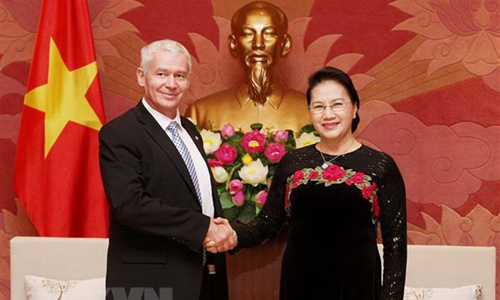 National Assembly Chairwoman Nguyen Thi Kim Ngan poses for a photo with Hungarian Chief Prosecutor Peter Polt on September 17. (Photo: VNA)