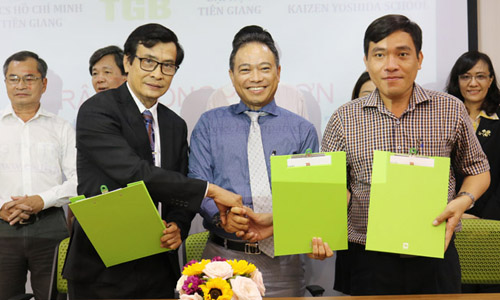 Representatives of at the signing con tract. Photo: http://tgu.edu.vn