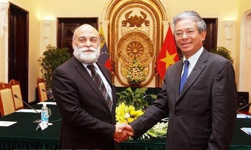 Deputy Foreign Minister Pham Quang Vinh (right) and his Venezuelan counterpart at the consultation. (Photo: VNA)