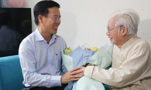Politburo member Vo Van Thuong (L) salutes People’s Artist Tran Bang (Photo: tuyengiao.vn)