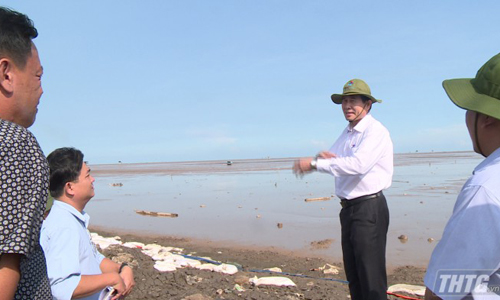 Mr. Le Van Huong - Chairman of Tien Giang People's Committee surveyed Go Cong dike. Picture: Le Long