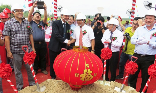 At the groundbreaking ceremony for the Europlast Long An solar power plant. (Photo: baolongan.vn)