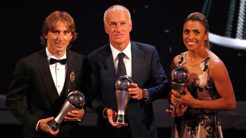 Từ trái qua phải, Cầu thủ nam xuất sắc nhất Modric, HLV xuất sắc nhất Deschamps và Cầu thủ nữ xuất sắc nhất Marta