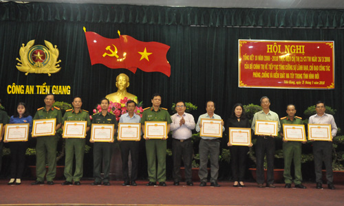Đồng chí Võ Văn Bình, Phó Bí thư Thường trực Tỉnh ủy tặng Bằng khen của Tỉnh ủy cho các tập thể, cá nhân đạt thành tích