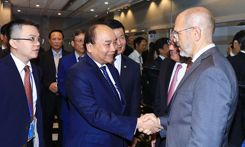 Prime Minister Nguyen Xuan Phuc (centre) shakes hands with US entrepreneurs at the seminar in New York city on September 27 (Photo: VNA)