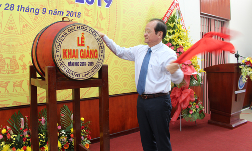 Đồng chí Trần Thanh Đức đánh trống khai giảng năm học mới.