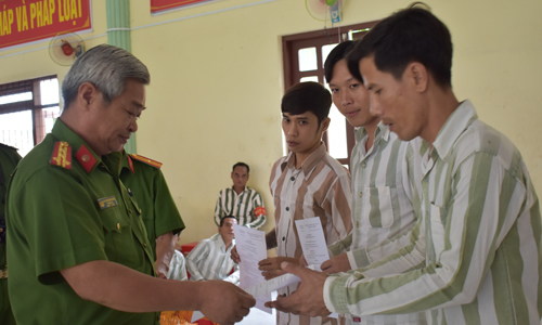 Đại tá Nguyễn Văn Bé Chính, Phó Giám thị trại giam trao quyết định giảm hết thời hạn phạt tù cho các phạm nhân