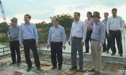 Chairman of Tien Giang People's Committee inspects the construction of Hoa Tinh Bridge, Cho Gao District. Photo: Le Long
