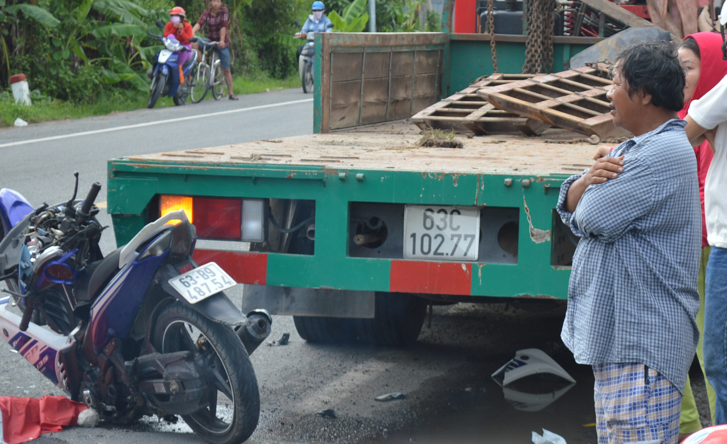 Xe máy dính chặt vào đuôi xe tải sau tai nạn.