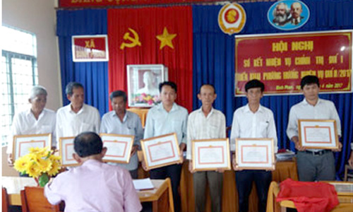 Khen thưởng các cá nhân đạt thành tích trong việc học tập và làm theo tư tưởng, đạo đức, phong cách Hồ Chí Minh ở Đảng bộ xã Bình Phan.