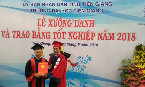   PGS.TS Võ Ngọc Hà trao bằng tốt nghiệp cho sinh viên. 