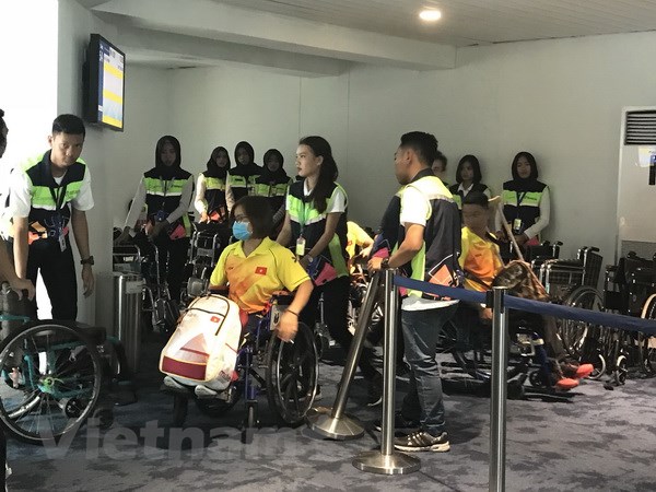 Các vận động viên Đoàn thể thao người khuyết tật Việt Nam được hỗ trợ tận tình tại sân bay. (Ảnh: Đỗ Quyên/Vietnam+)
