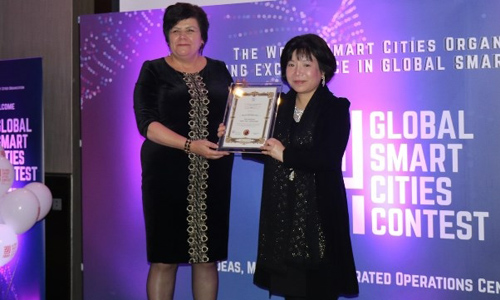 Chairperson and CEO of AIC Group, Dr. Nguyen Thi Thanh Nhan (R), receives the “World’s Best Smart Nation Concept and Model” award from the Global Smart Cities Contest at a ceremony in London on October 1. (Photo courtesy to AIC Group)