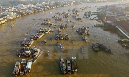 Cai Rang floating market - a tourist attraction in the Mekong Delta city of Can Tho (Photo: VNA)