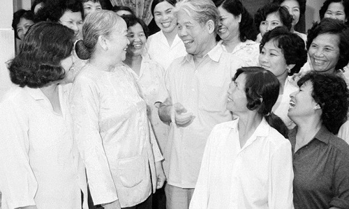 General Secretary Do Muoi (C) exchanges with female delegates attending the 7th session of the 6th Executive Board of the Vietnam Women's Union, Hanoi, mid-October 1991.