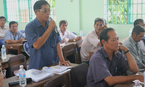 Voter petitioned for concerned issues. Photo: PHAN THANG