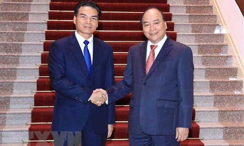 Prime Minister Nguyen Xuan Phuc (R) and Minister, Chairman of the Lao Government Office Phet Phomphiphak (Source: VNA)